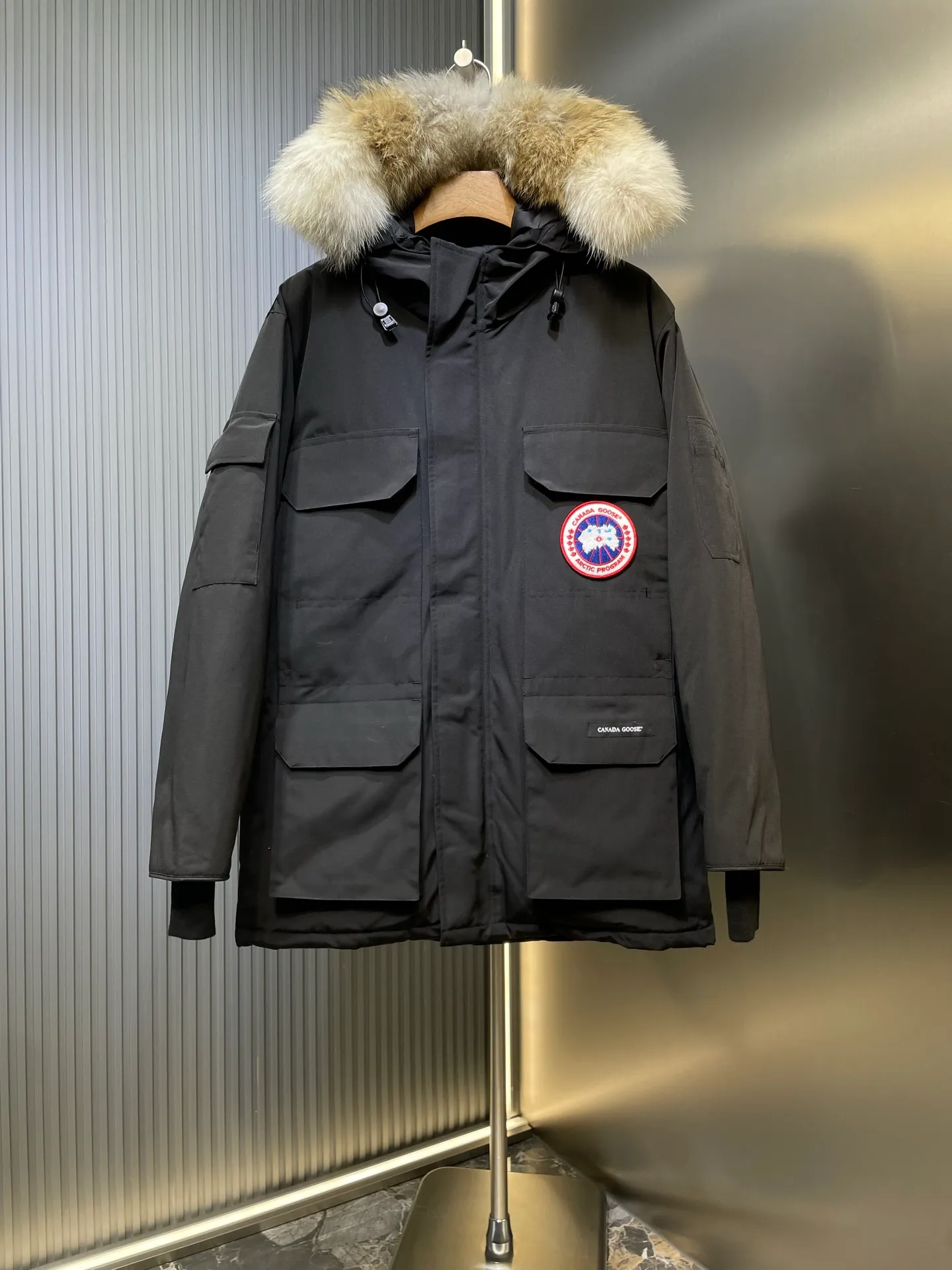 P910 special version 🌟 🇨🇦CANADA GOOES 24 new models 08 models/couple models Factory direct supply: supplying global purchasing agents, micro-business, entities, Tmall, high-end stalls and studio cooperation, free shipping! Canada Goose Expedition Parka 2008 is the same style for men and women. It is mid-length and the most timeless classic. All Arctic and Antarctic scientific expedition teams choose Canada Goose as their cold-proof equipment. It is the Rolls-Royce of down jackets. ➖ Industry-leading anti-counterfeiting chip sensing. ➖ Imported Behringer embroidery machines and customized embroidery labels, the highest level and industry leading. ➖ Imported Korean 21-count polyester-cotton blended original fabric, TC85 waterproof coated fabric, water-repellent, windproof and wear-resistant. ➖ The new national standard 80 white duck down is filled with an average of 520 grams of down. The amount of down filled is industry-leading. ➖ 100% nylon lining with double double-layer sealing design to prevent velvet running, and seamless thread design on the cuffs! ➖ Western Canadian Green Wolf Collar. ➖ Yoshida YKK provides original factory-customized electroplated sliders. YKK two-way lockable zippers are tight and smooth and do not peel off paint. ➖ 3M composite Velcro is durable and the accessories and hardware are all custom-made. Note: Our copywriting is only simple and clear. Instead of bragging about the copywriting, it is better to compare and understand with samples. Only for the purest goose, the most dedicated, the most professional, the highest quality, the highest cost performance!  Size:XS-XXL
